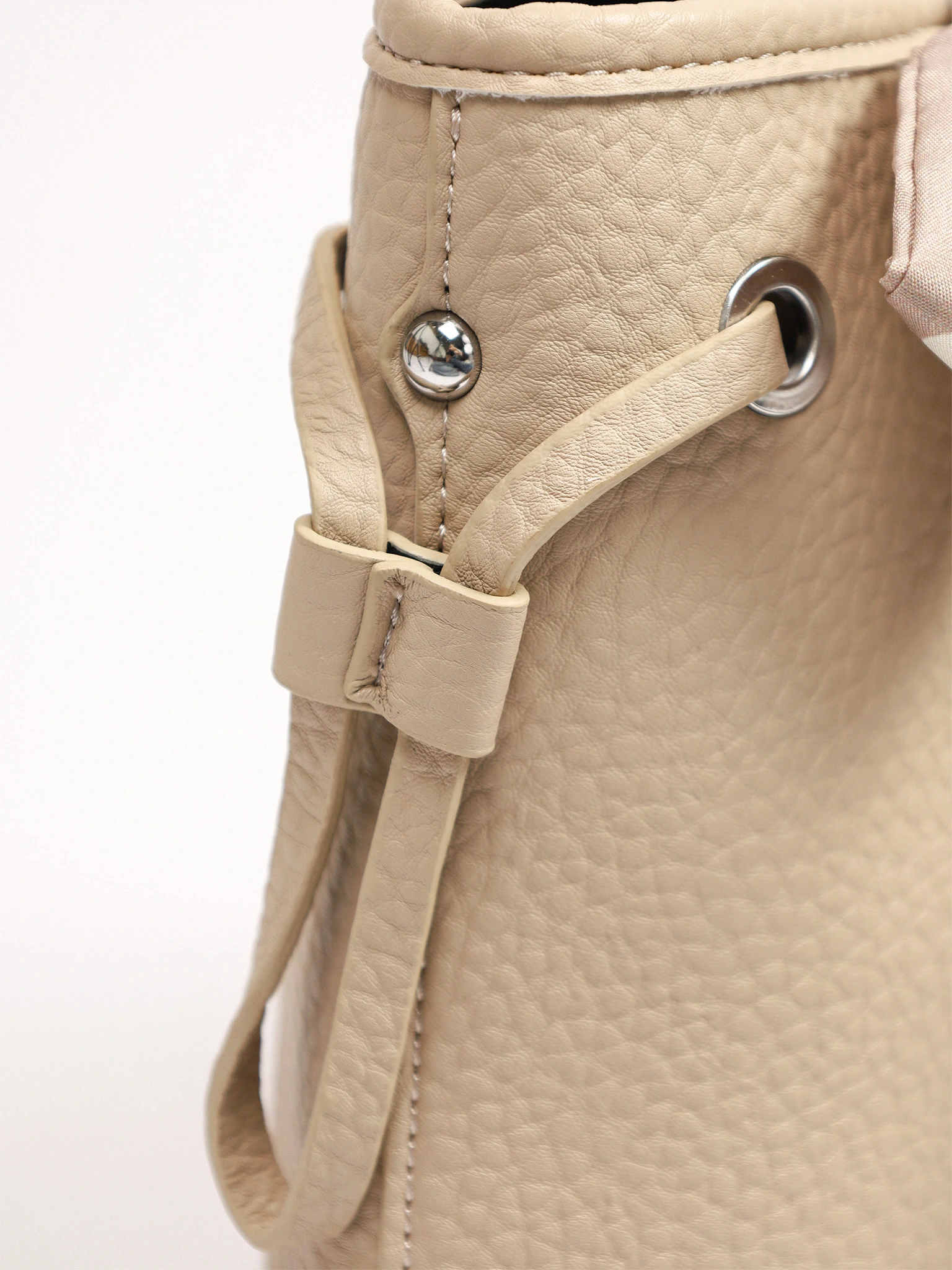 Сумка-тоут со стяжками по бокам и декоративным платком в ассортименте